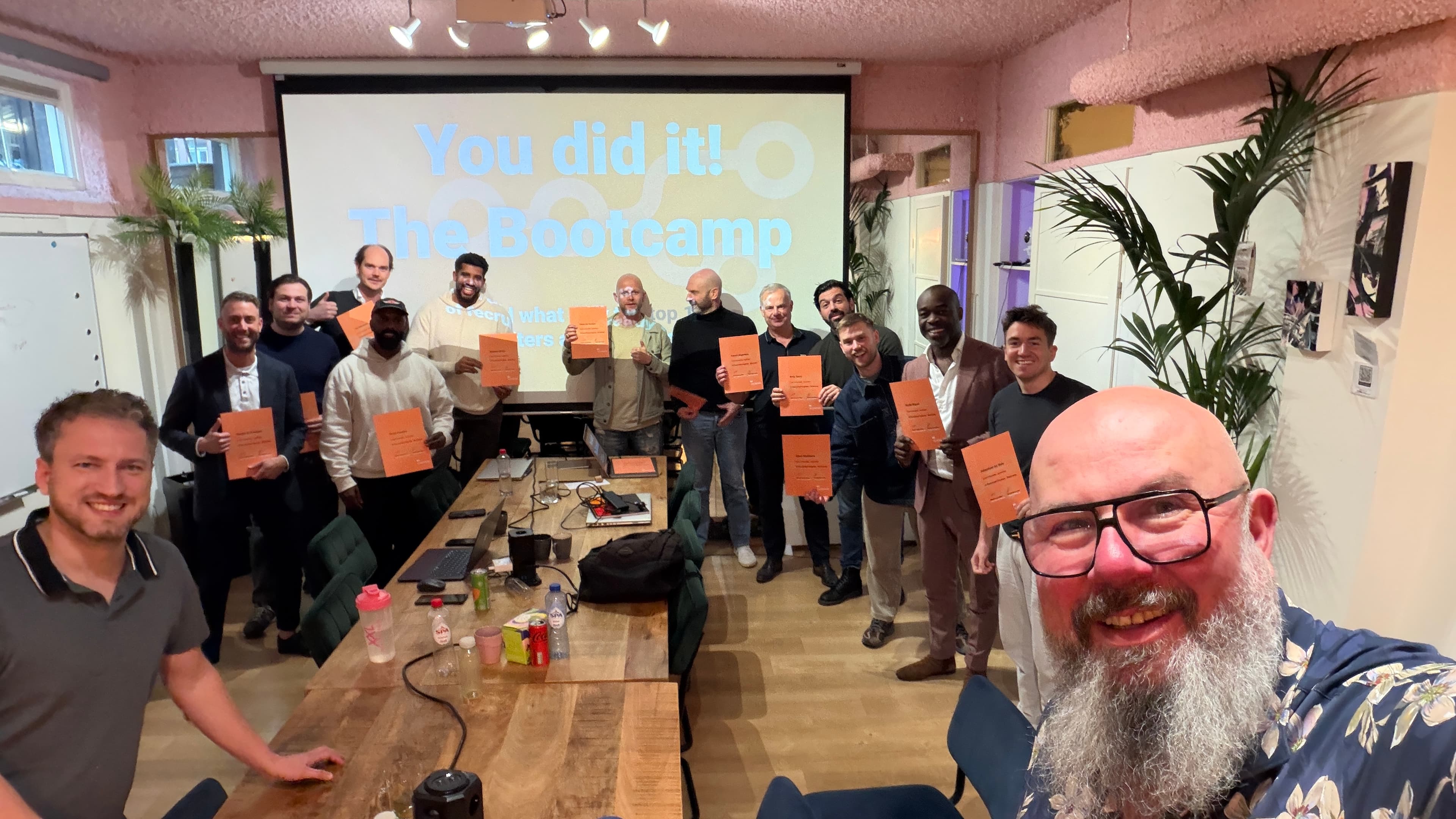 Deelnemers van de bootcamp met hun AI Recruitment Engineer-certificaat